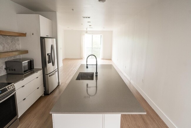 Building Photo - Modern East Austin 2/2 Condo Available Now!