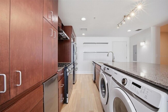 Building Photo - 1208 E Kennedy Blvd