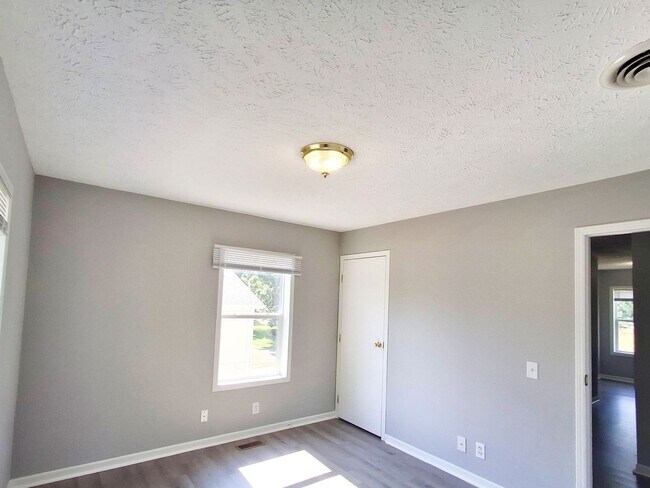 Building Photo - 4 Bed / 2 Full Bath House with Brand-New Kitchen, Attached Garage, and Full Basement - Built 2001