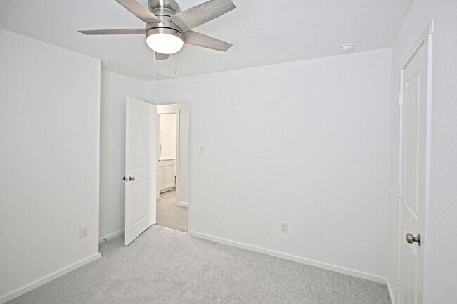 Building Photo - 1601 Tiptop Mdw