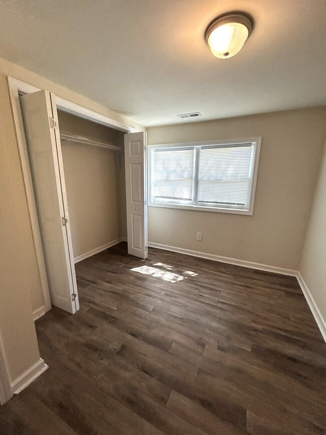 Building Photo - 2405 Bay St