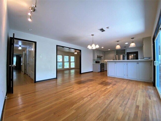 Building Photo - 5242 Beechnut St