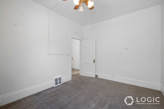 Building Photo - 423 Douglas St