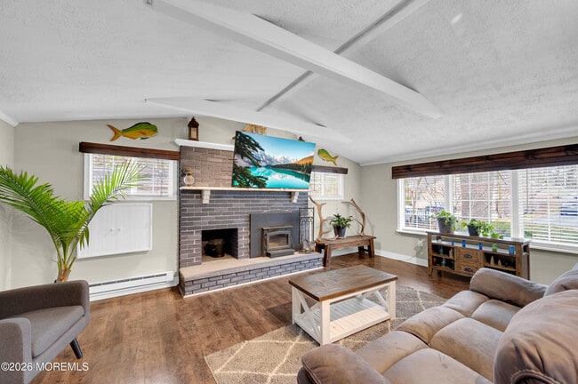 Building Photo - 14 Chestnut St