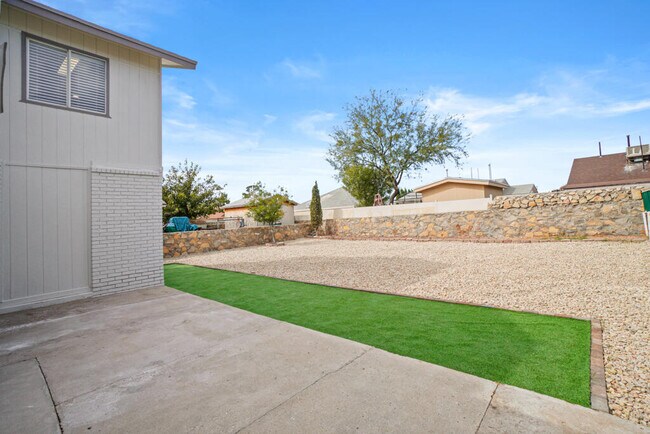 Building Photo - 12115 Royal Woods Dr