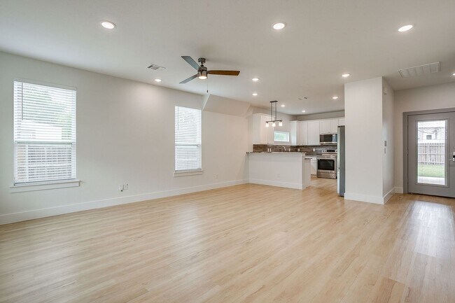 Building Photo - 3817 Winfield Ave