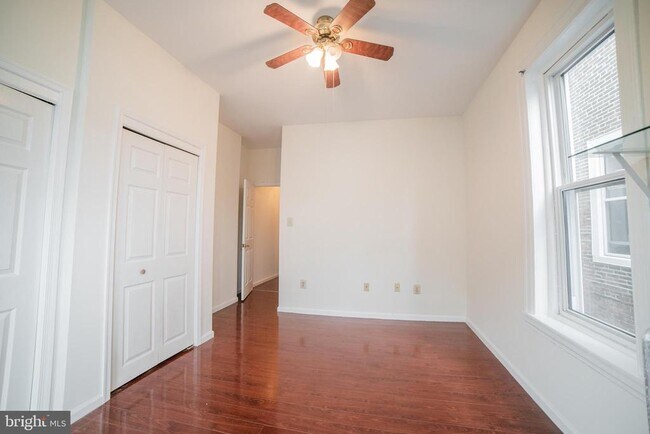 Building Photo - 2422 Poplar St