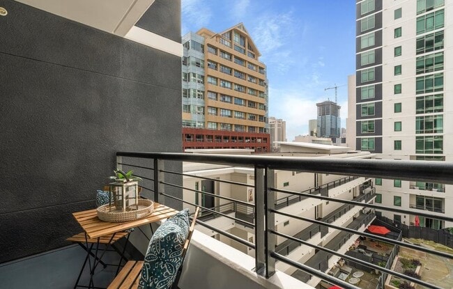 Building Photo - 425 W Beech St