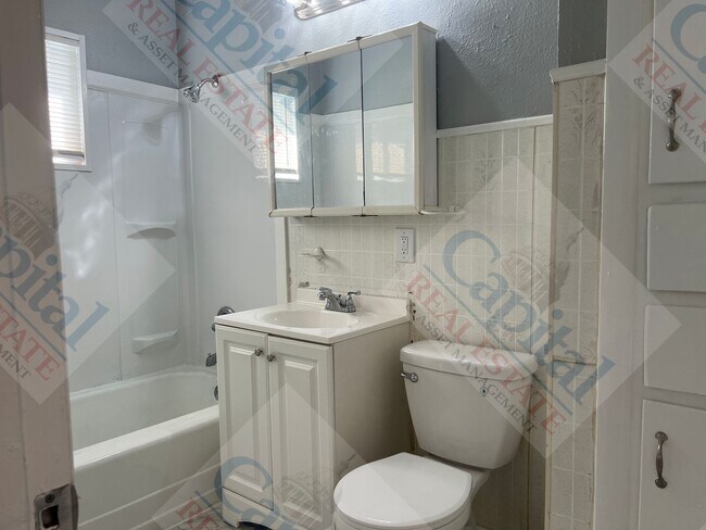 Building Photo - Lovely 3 Bedroom