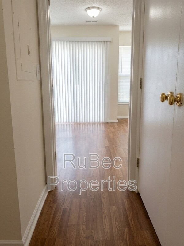 Building Photo - 9617 Vinca Cir