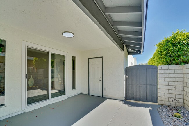 Building Photo - 74398 Myrsine Ave