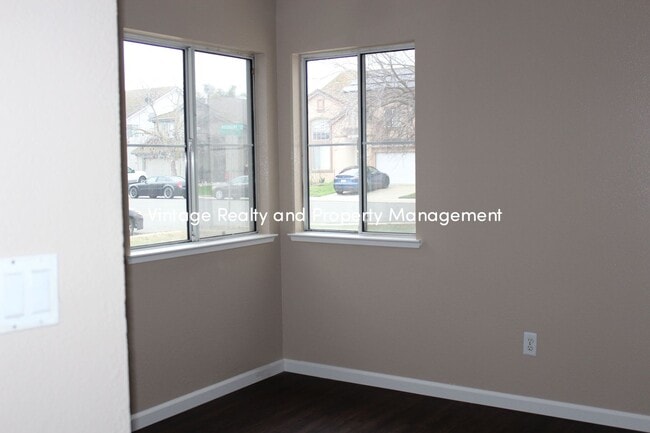 Building Photo - Back On The Rental Market Recently Updated...