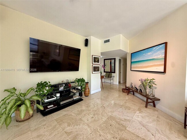 Building Photo - 1121 Crandon Blvd