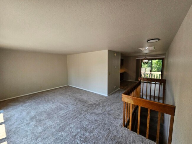 Building Photo - 2 bedroom 1.5 bath. Downtown Townhome Clos...