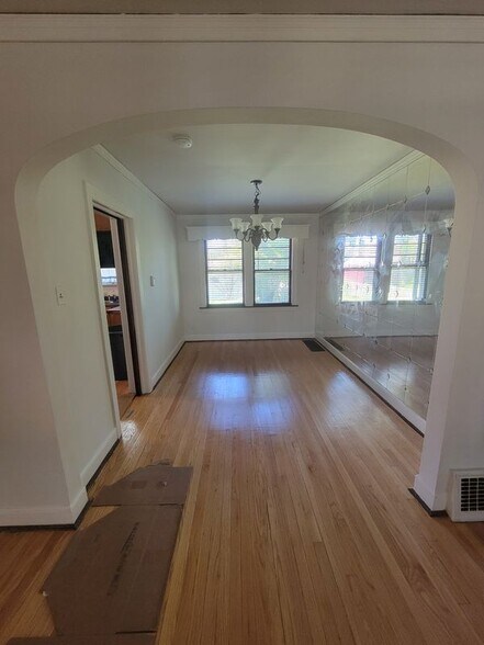 Building Photo - 10529 S Eberhart Ave