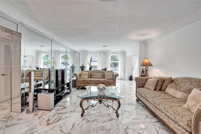 Building Photo - 2889 NE 35th St