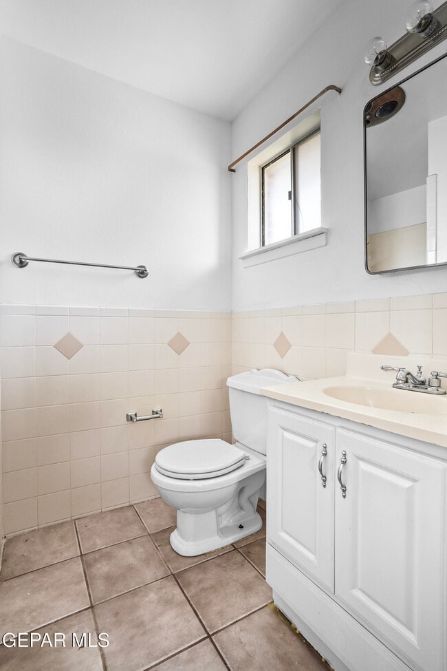 Building Photo - 9532 Waverly Dr