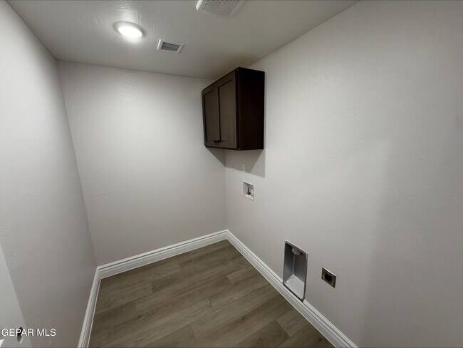 Building Photo - 2633 Dunoon Dr