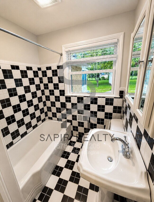 Building Photo - 1171 Arborvista Dr NE