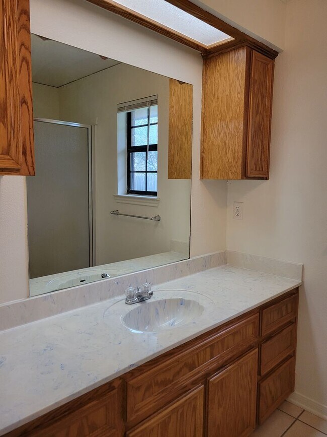 Building Photo - HUGE 2 BEDROOM DUPLEX IN HARKER HEIGHTS!