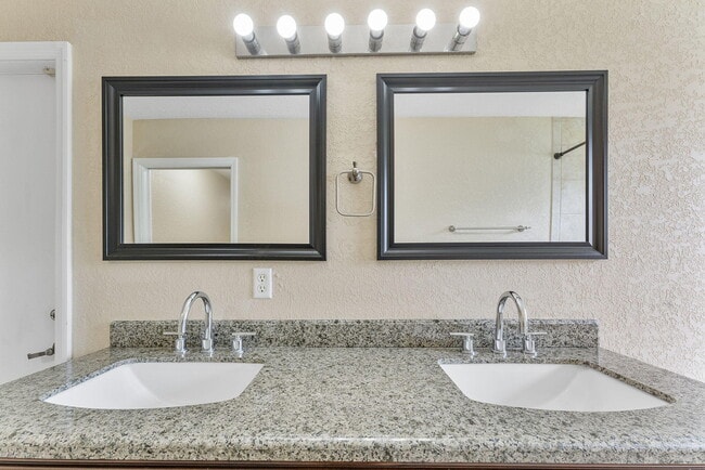 Building Photo - 4868 Kensington Cir