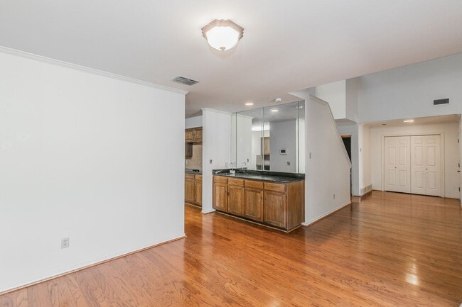 Building Photo - BEAUTIFUL and SPACIOUS Townhome in Ideal L...