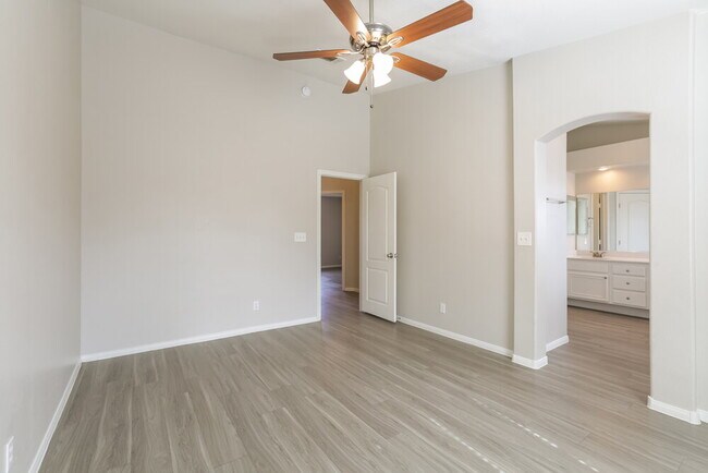 Building Photo - 541 Vantage Ave