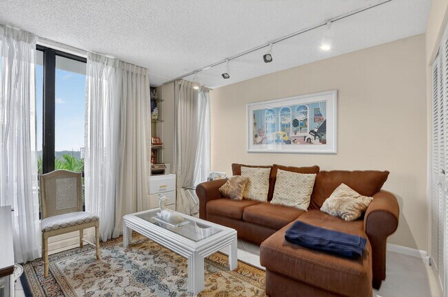 Building Photo - 7738 Lakeside Blvd