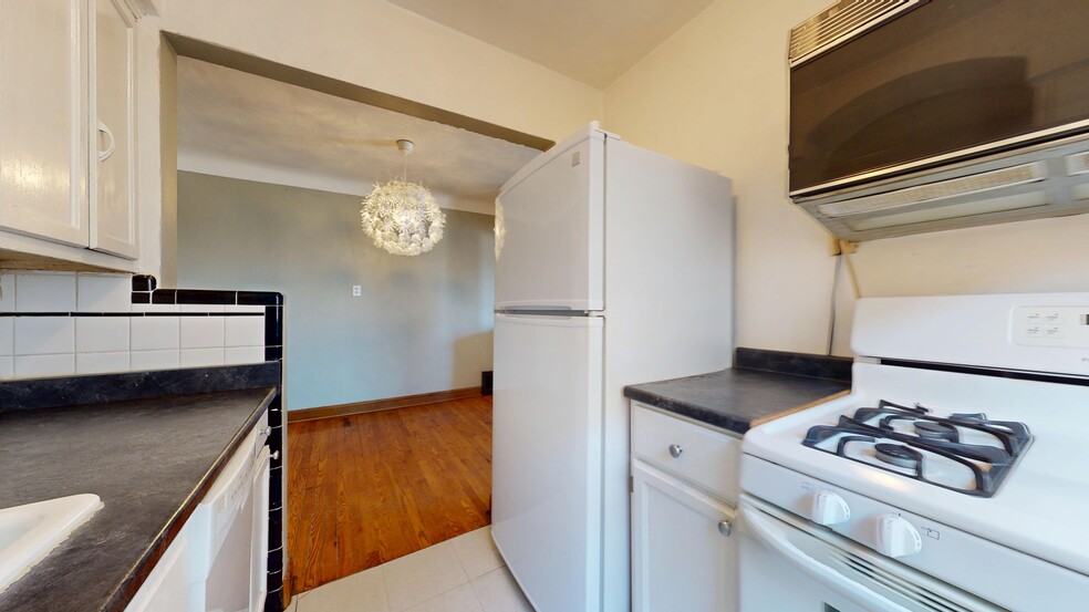 Building Photo - 5816 Mardel Ave