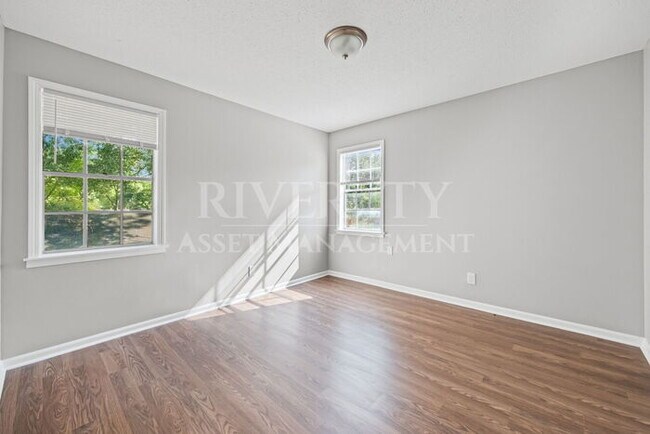 Building Photo - Renovated Gem! This 4-bed, 1.5-bath home!!...