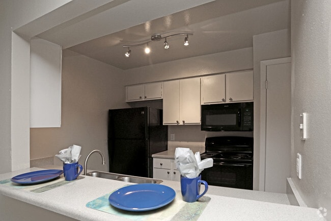 2BR, 1BA, 811SF - z - Historical - The Estates