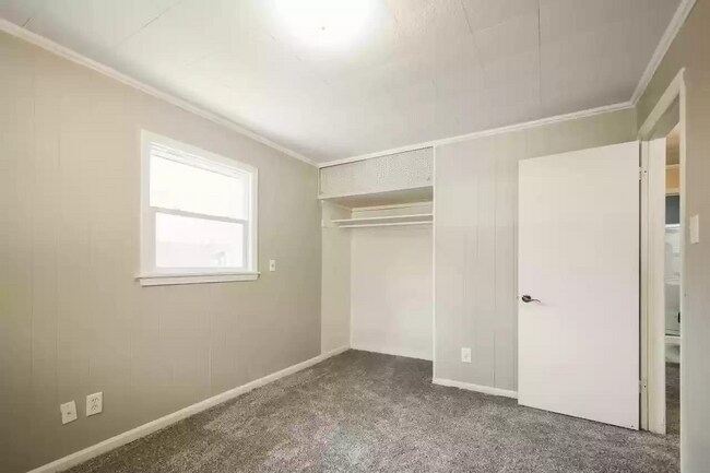 Building Photo - 1533 Hartford Rd