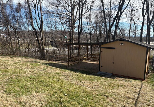 Building Photo - Cozy 4BR One Level Home with Extra Storage and Covered Deck in Knoxville