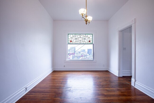 Building Photo - 1940-1946-1946 SW Market St Dr