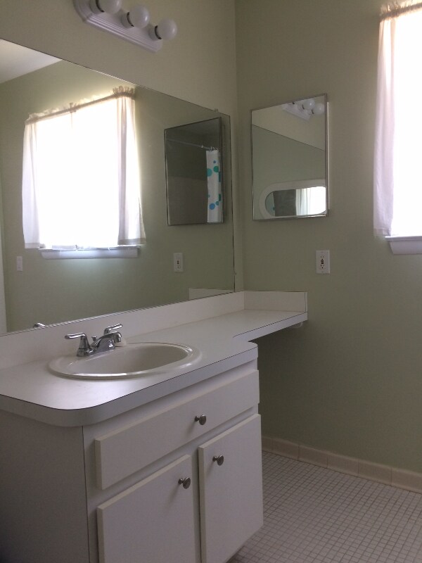 Building Photo - 542 Fox Hills Dr S