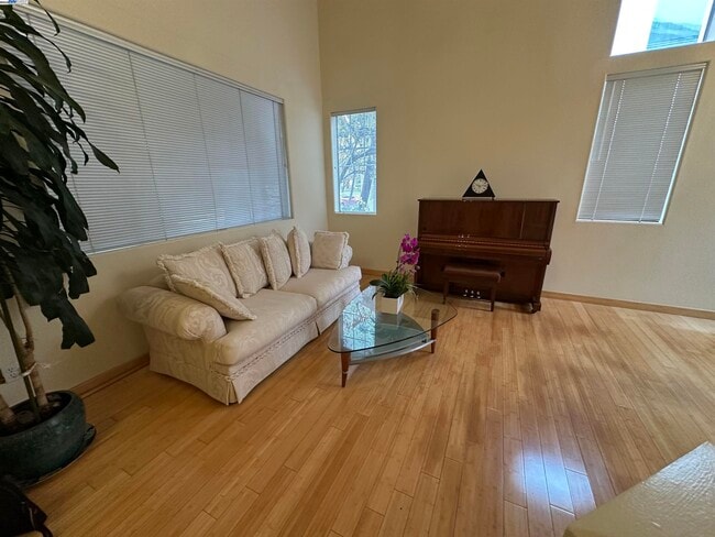 Building Photo - 1448 Dumaine St