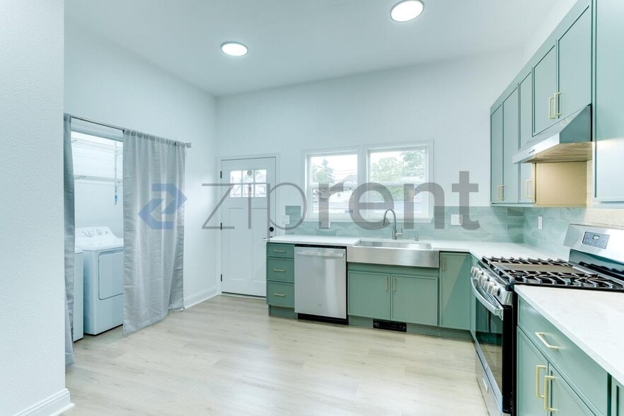 Building Photo - Unit n/a