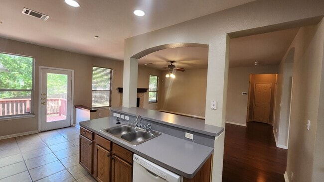 Building Photo - Located In the heart of Stone Oak