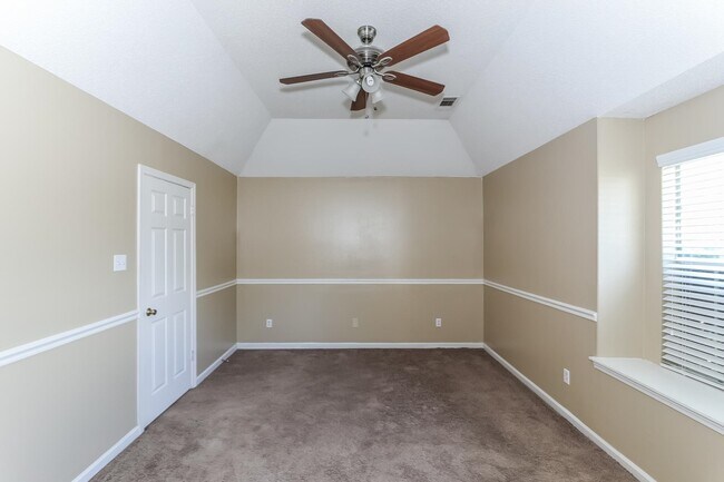 Building Photo - 4820 Greenlawn Cove