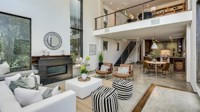 Building Photo - 414 Venice Way