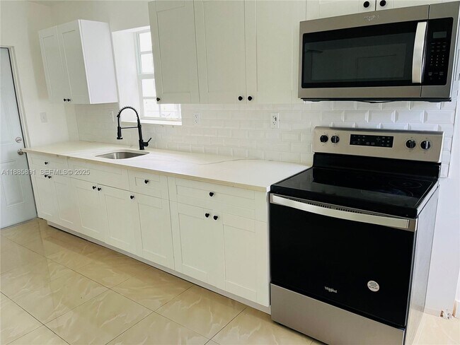 Building Photo - 1935 Marseille Dr