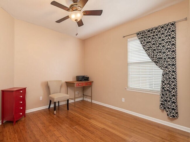 Building Photo - Beautiful 3 bedroom town home for rent Aug...