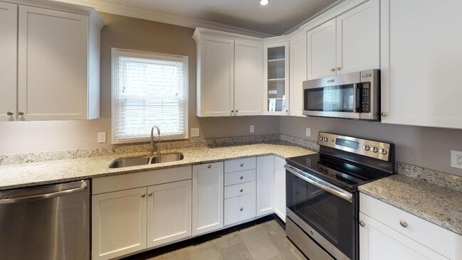 Building Photo - 5BR/3BA Fort Sanders Home | Steps from Cam...