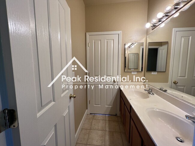 Building Photo - Spacious Anatolia 6bd/3.5ba Home with 5 Car Garage