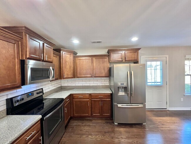 Building Photo - 4 Bed, 3 Bath w/ 2 Car Garage and Fenced Backyard