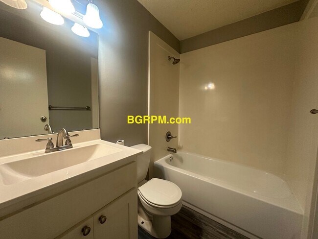 Building Photo - 3 Bd, 1 1/2 BA, home in Jacksonville