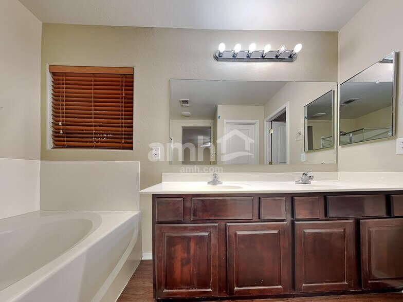 Building Photo - 3927 S Napa Ln