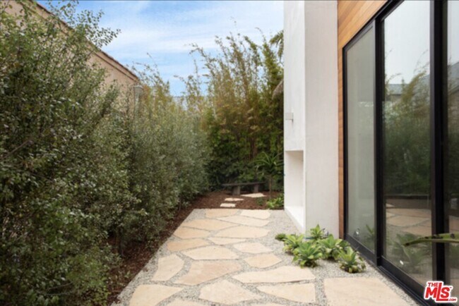 Building Photo - 1033 1/2 Grant St