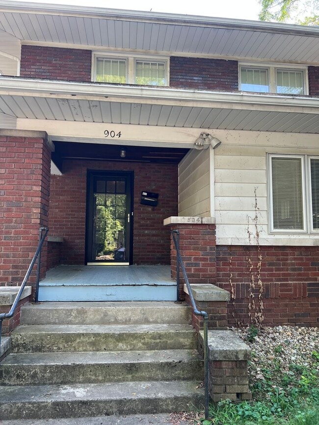Building Photo - 3 Bedroom House Near IU Bloomington Campus