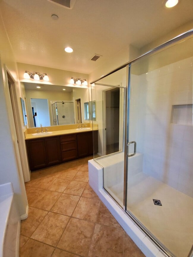 Building Photo - Spacious 4 Bedroom 3 Bath Two Story Riverp...